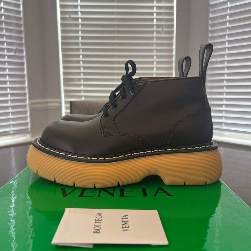 BOTTEGA VENETA 
Calfskin “The Bounce”Lace Up Ankle Boots Brown Natural Rubber